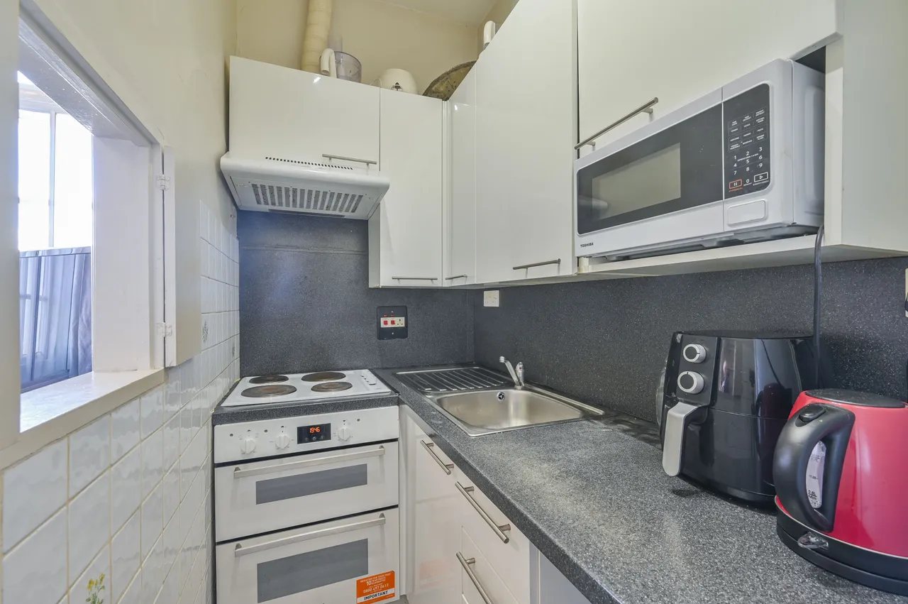 29 Warwick Mansions, Cromwell Crescent, London, photo 3
