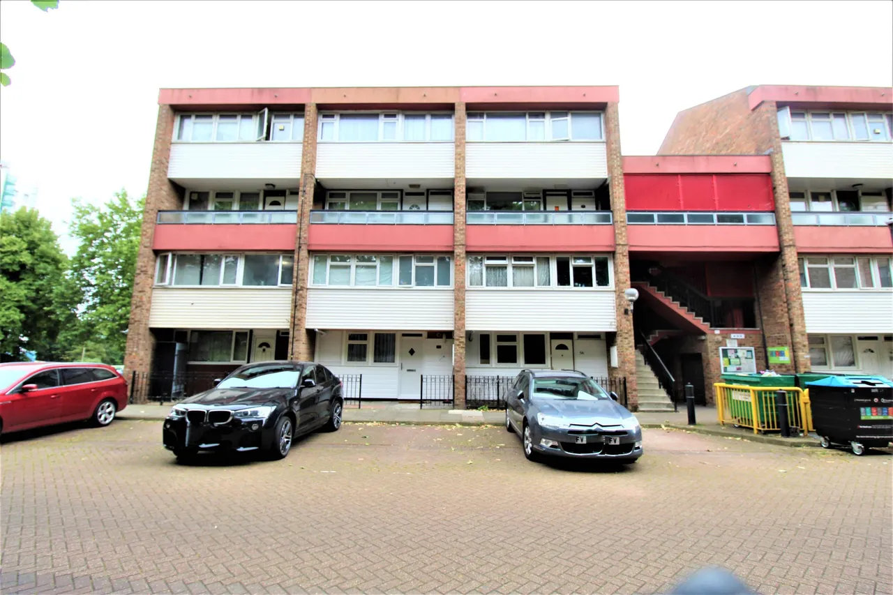 3 bed flat for sale — Seabrooke Rise, Grays, Essex, RM17 6DR
