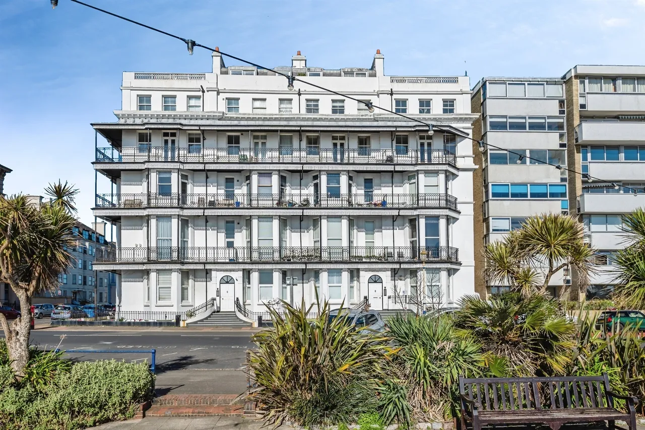 2 bed flat for sale — Grand Parade, Eastbourne
