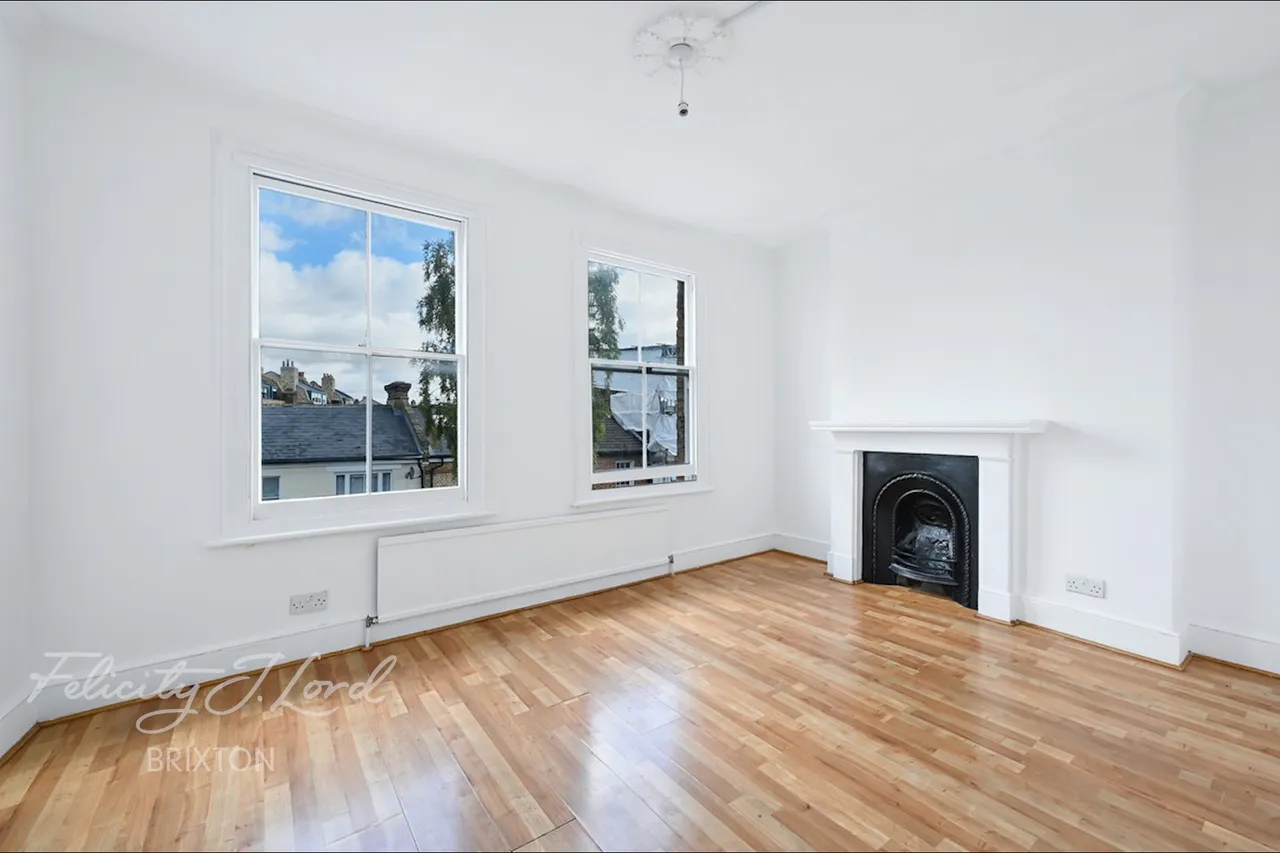 2 bed flat for sale, Hinton Road, London