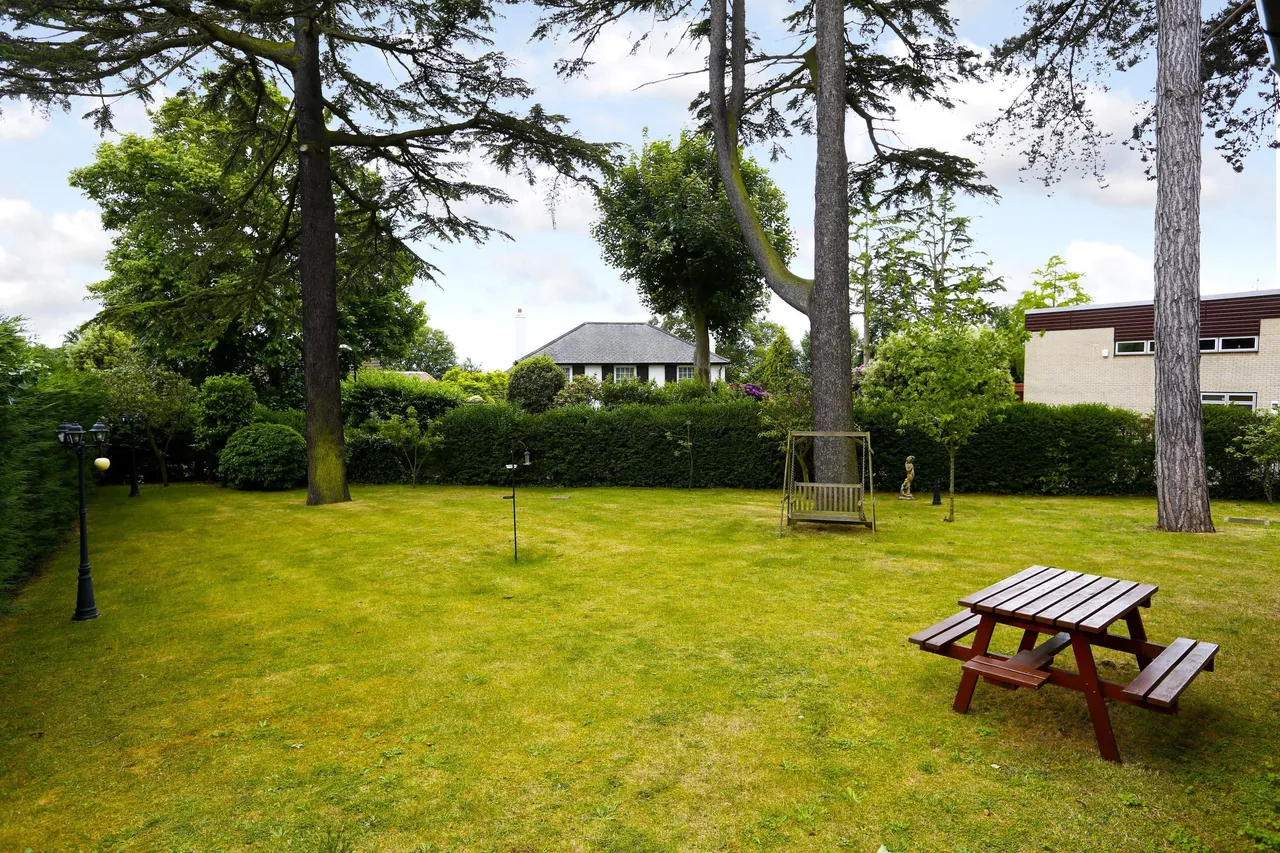 Ballard Close, KT2, photo 11