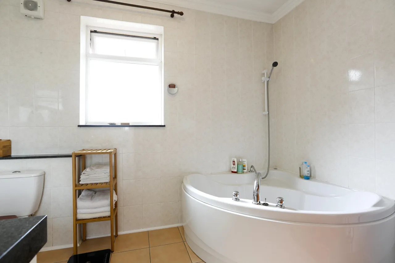 Ballard Close, KT2, photo 10