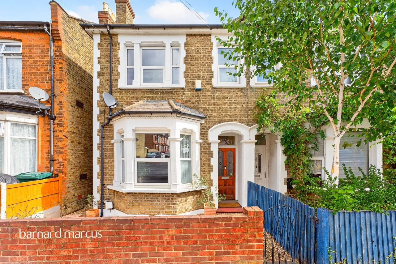 3 bed house for sale — Oakleigh Road North, London
