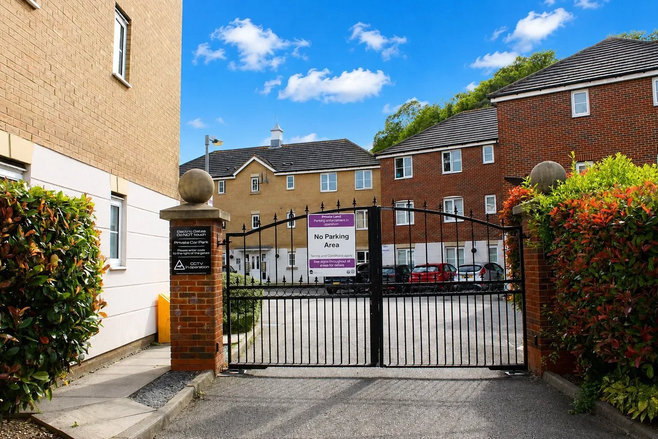 Sachfield Drive, Chafford Hundred, Grays, Essex, RM16, photo 2