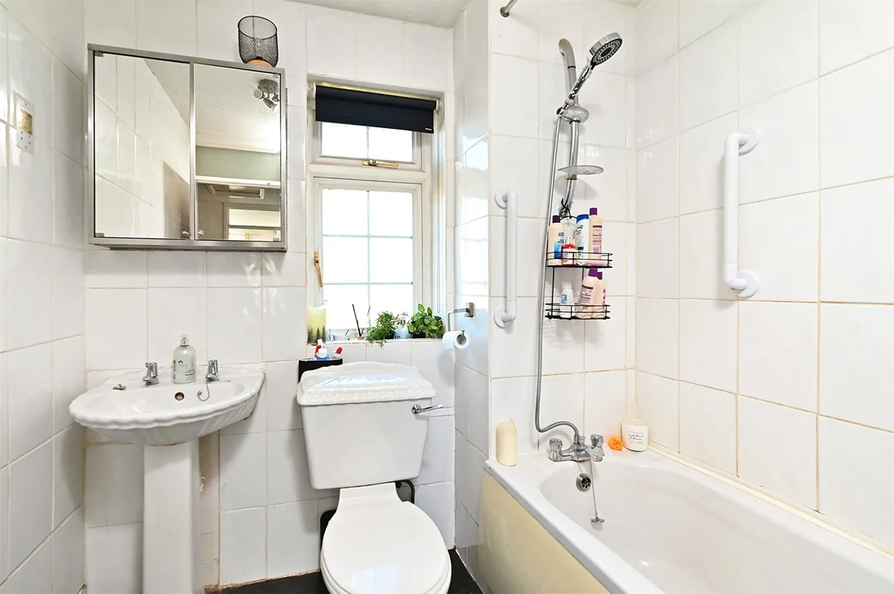 Brewers Close, Farnborough, Hampshire, GU14 8NR, photo 11