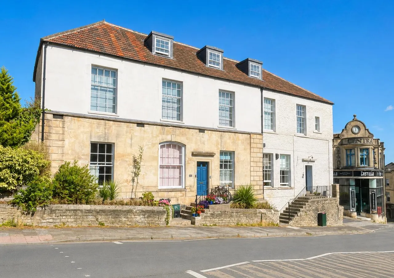 1 bed flat for sale — Bath Street, Frome, Somerset BA11 1DN