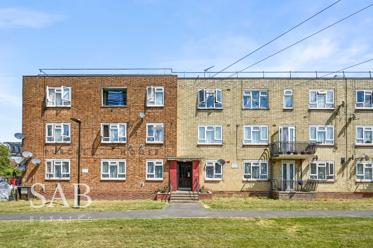 3 bed flat for sale, Britten Drive, Southall, UB1