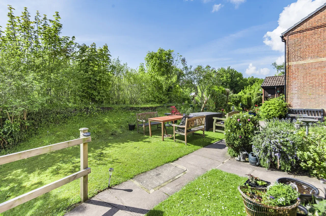 St. Marys Close, Alton, GU34, photo 8