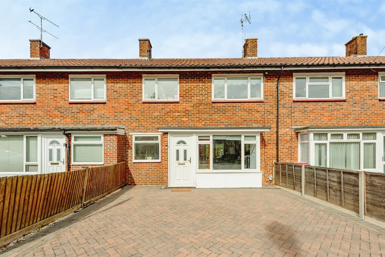 3 bed house for sale, Winchester Road, Crawley, RH10