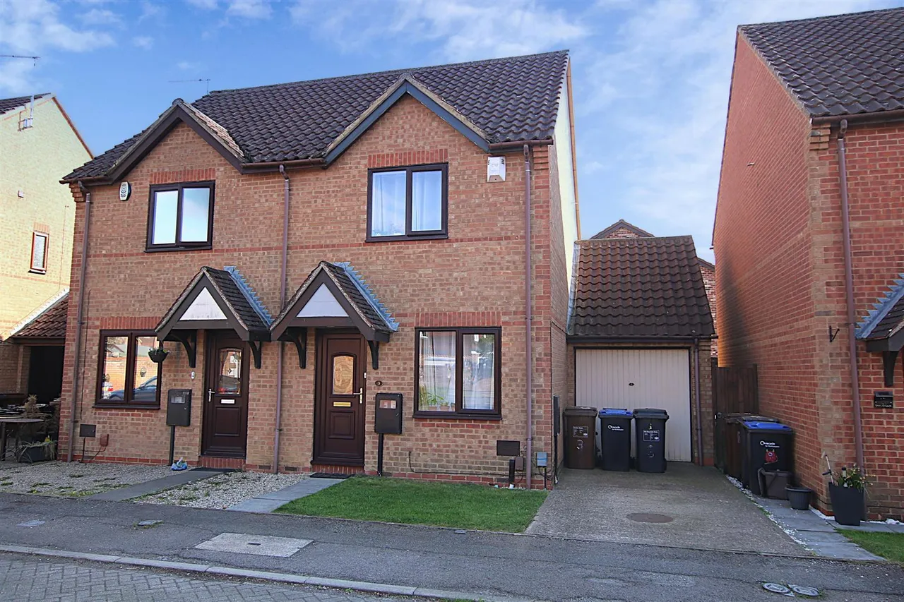 2 bed house for sale — Granary Court, East Hunsbury