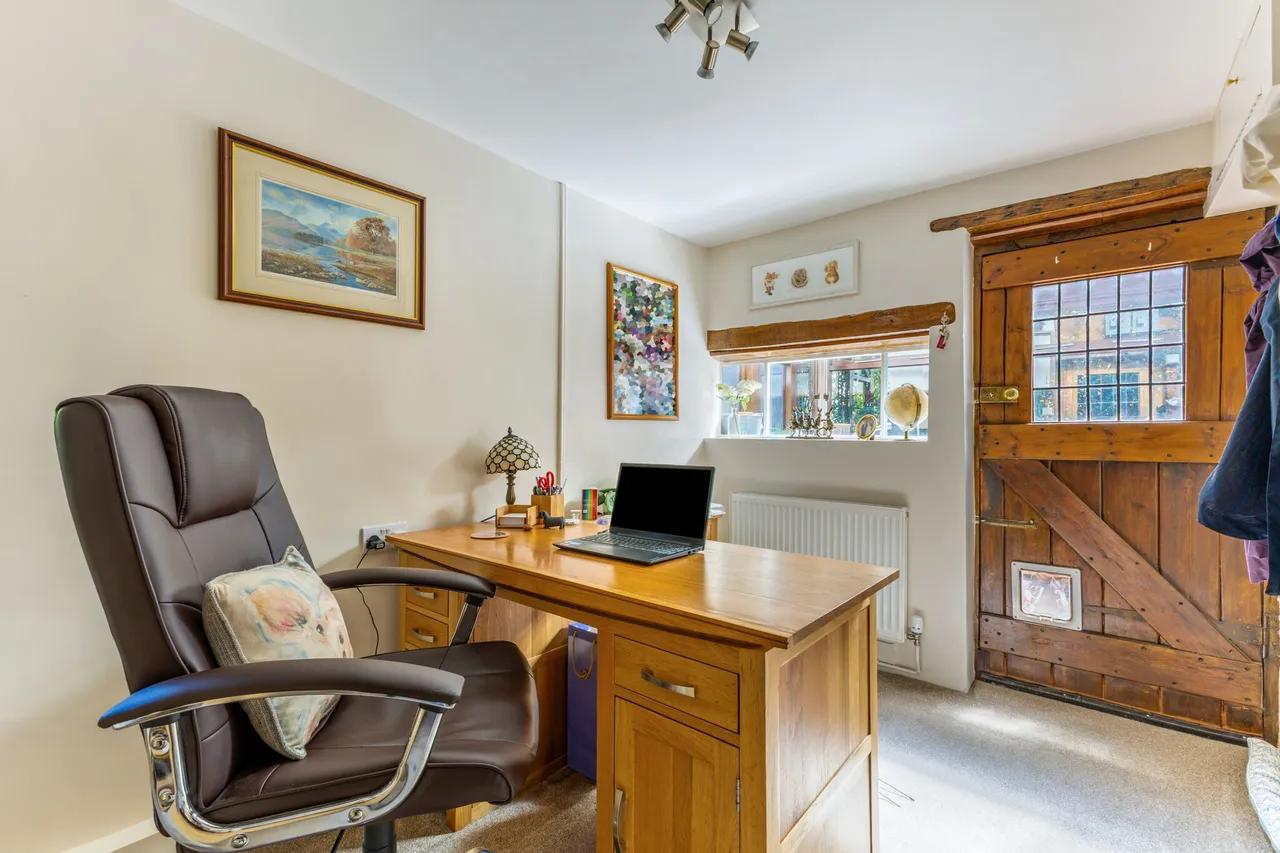 Reading Road, Yateley Common, GU17, photo 9