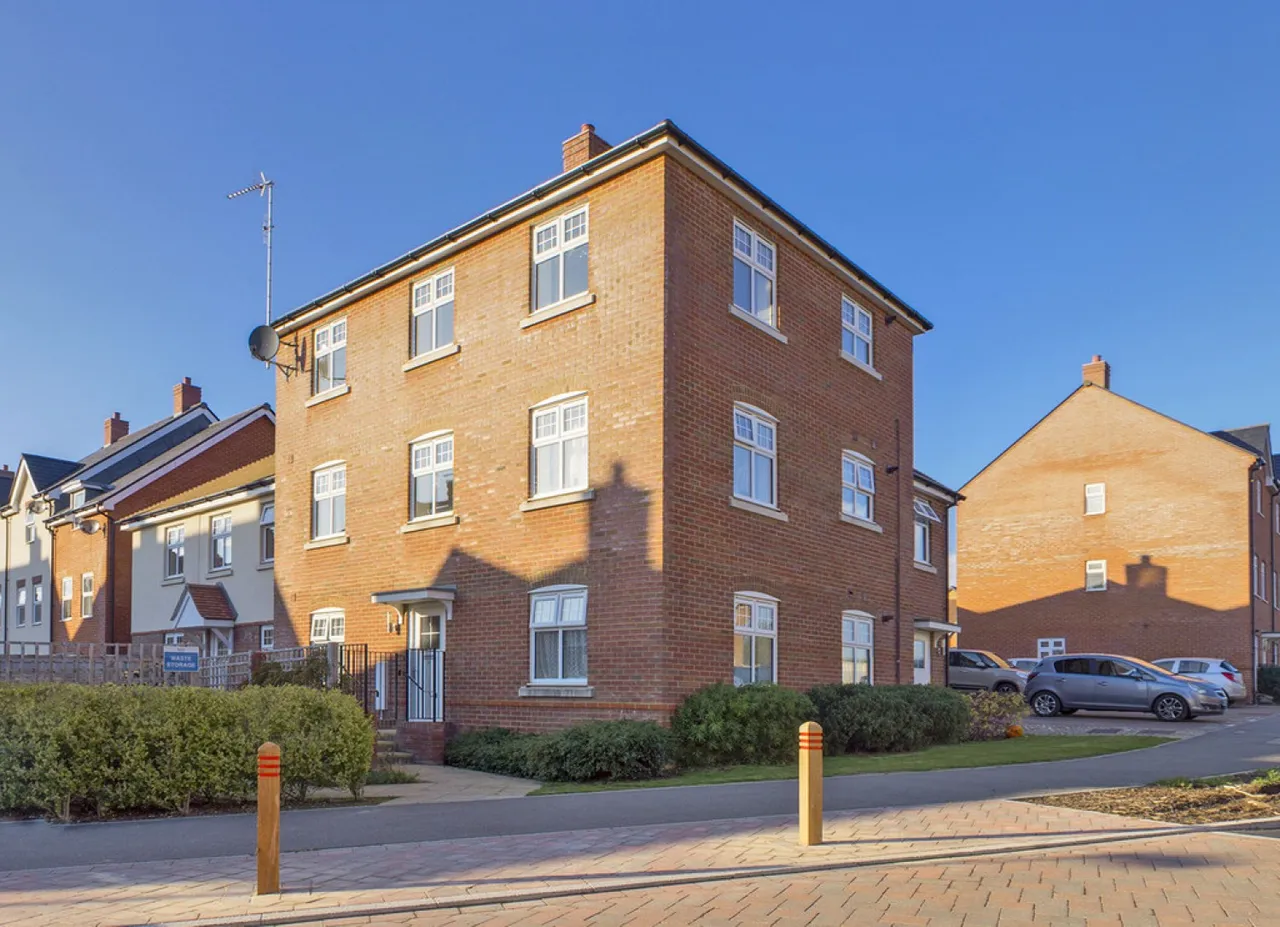 2 bed flat to rent — Sargent Way, Wickhurst Green, Horsham