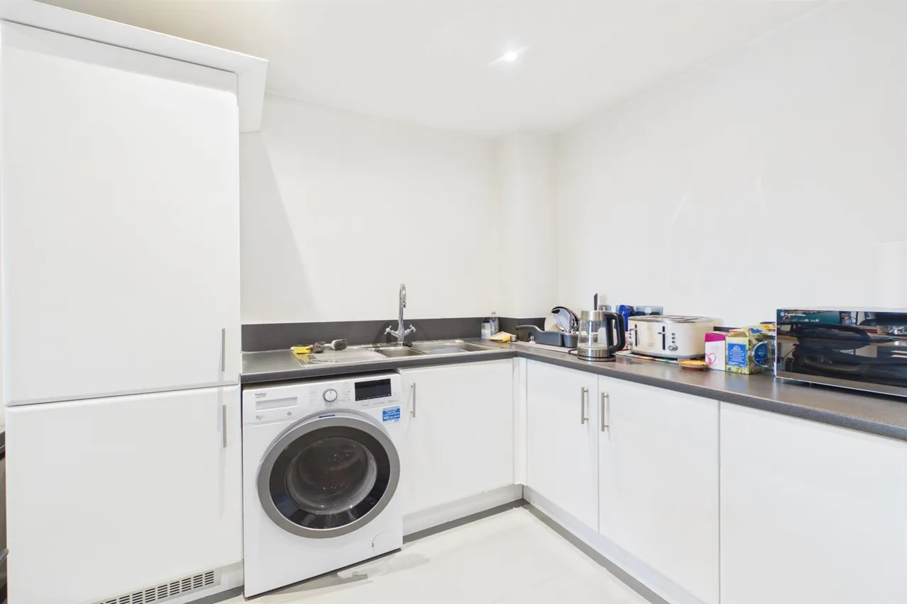 4 Chapter Way, Colliers Wood, SW19 2RZ, photo 6