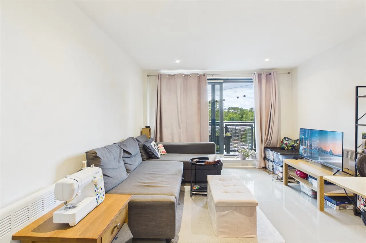 4 Chapter Way, Colliers Wood, SW19 2RZ, photo 2