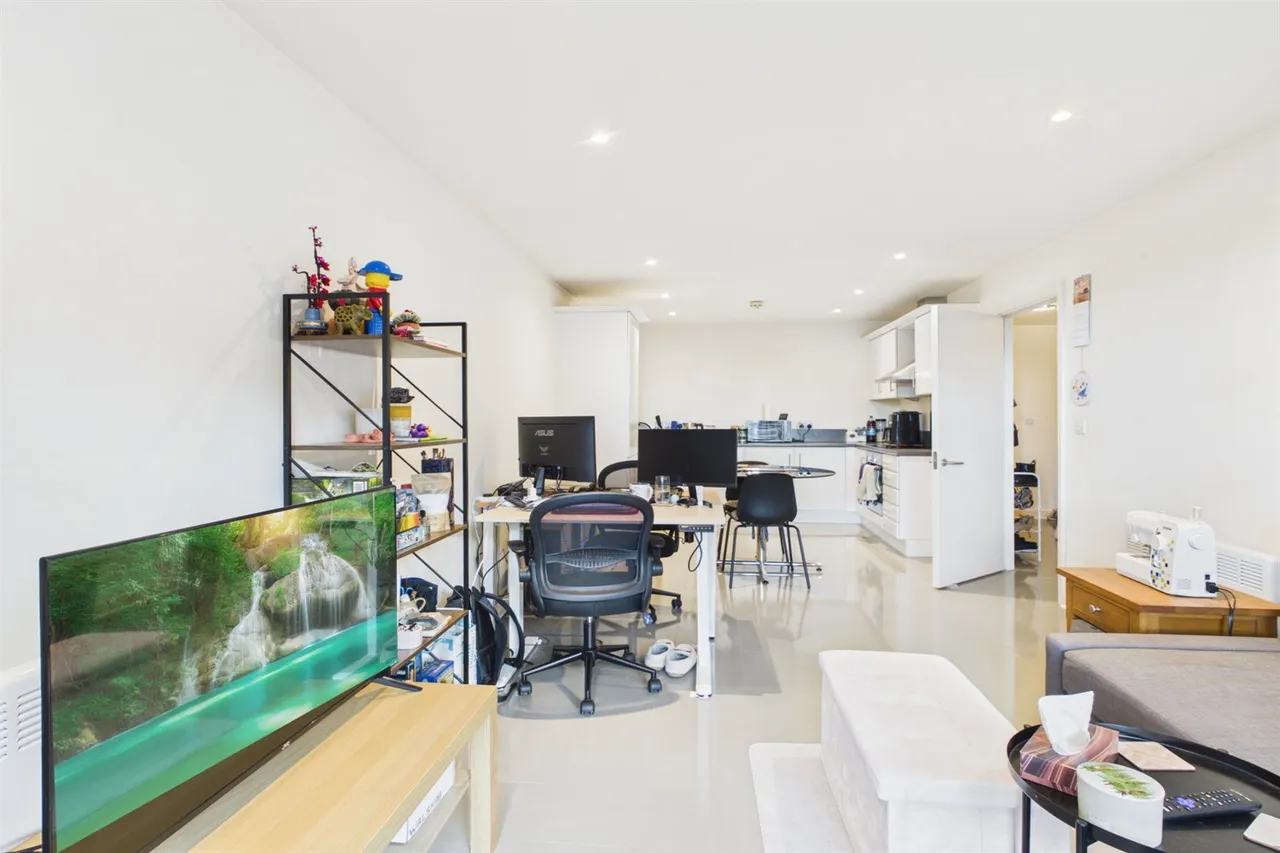 4 Chapter Way, Colliers Wood, SW19 2RZ, photo 4