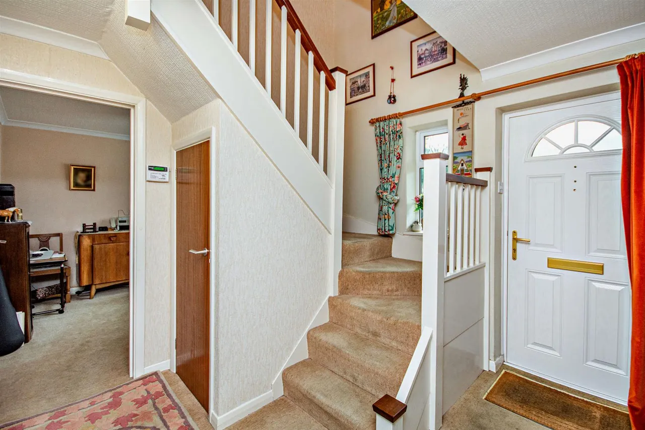 Barley Mow Road, Englefield Green, Surrey, TW20 0NT, photo 6