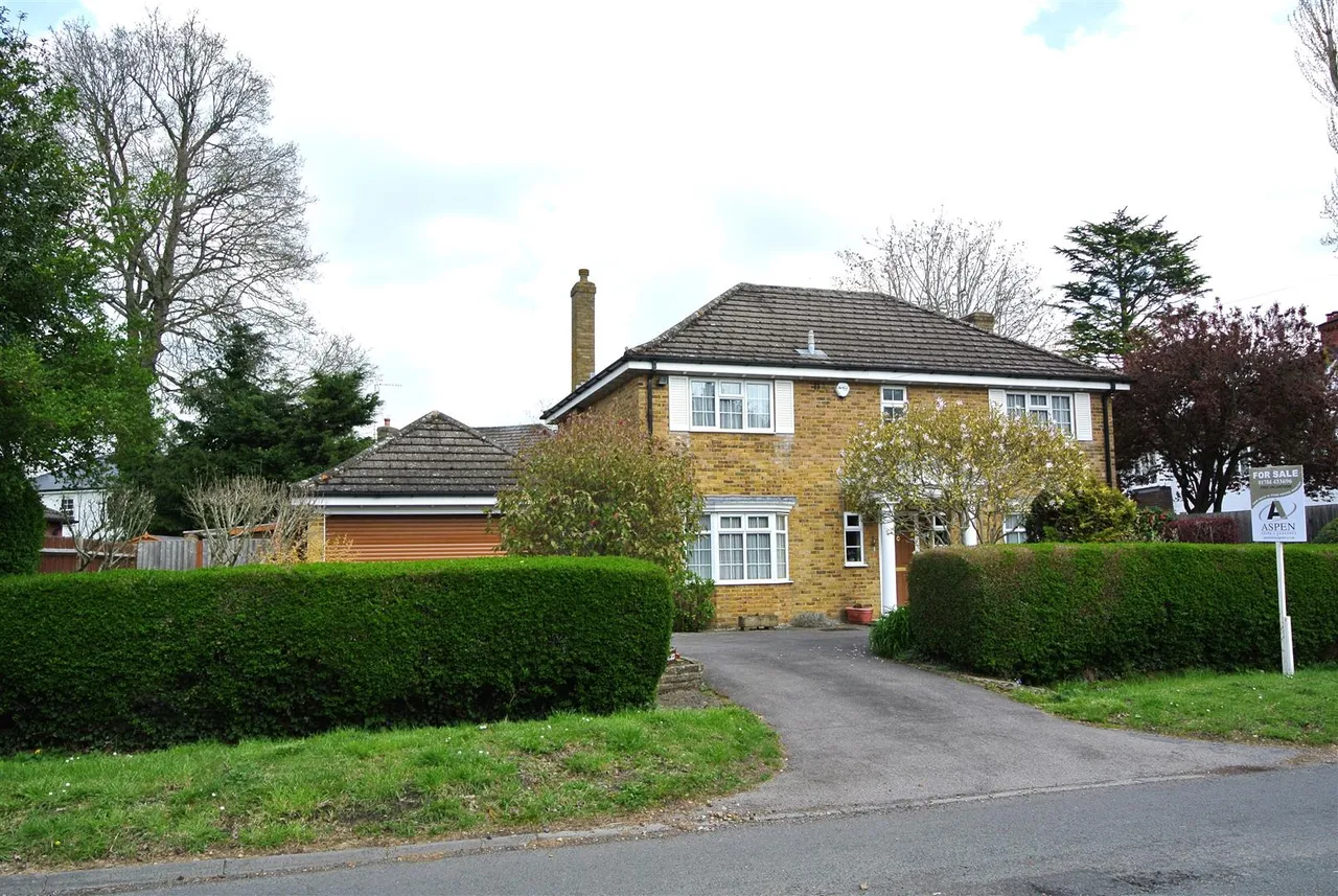 4 bed house for sale — Barley Mow Road, Englefield Green, Surrey, TW20 0NT