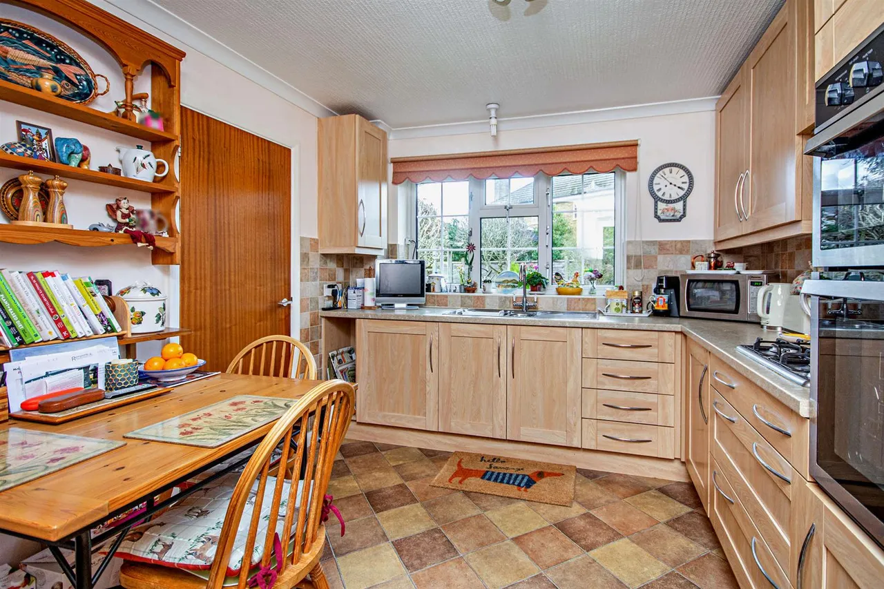 Barley Mow Road, Englefield Green, Surrey, TW20 0NT, photo 5