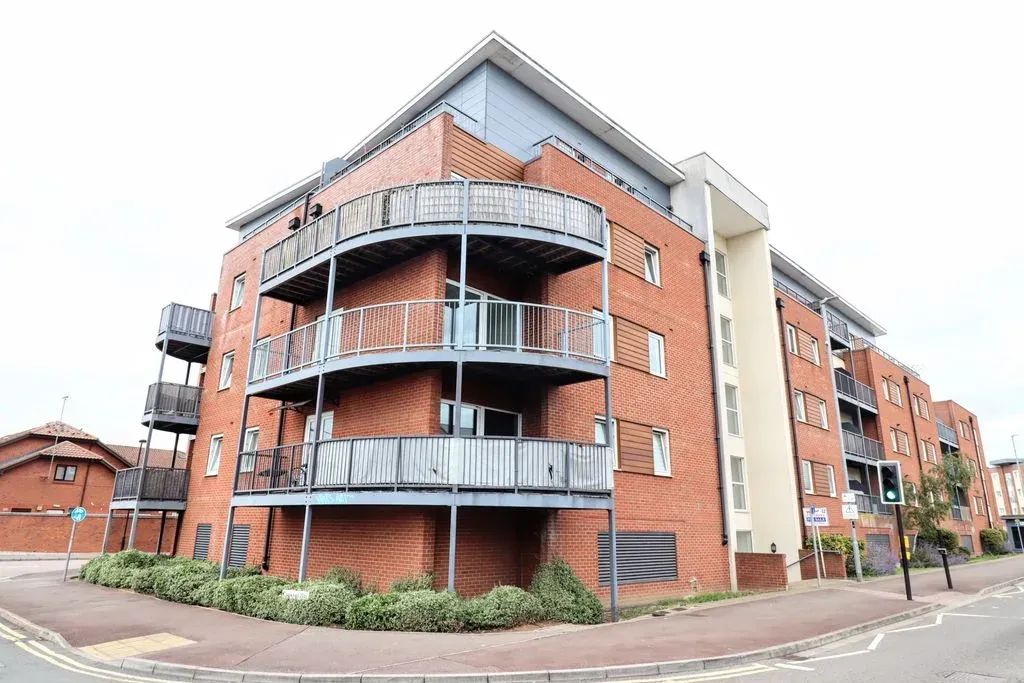 2 bed property for sale — Princes Way, Bletchley, Milton Keynes, Buckinghamshire, MK2 2FB