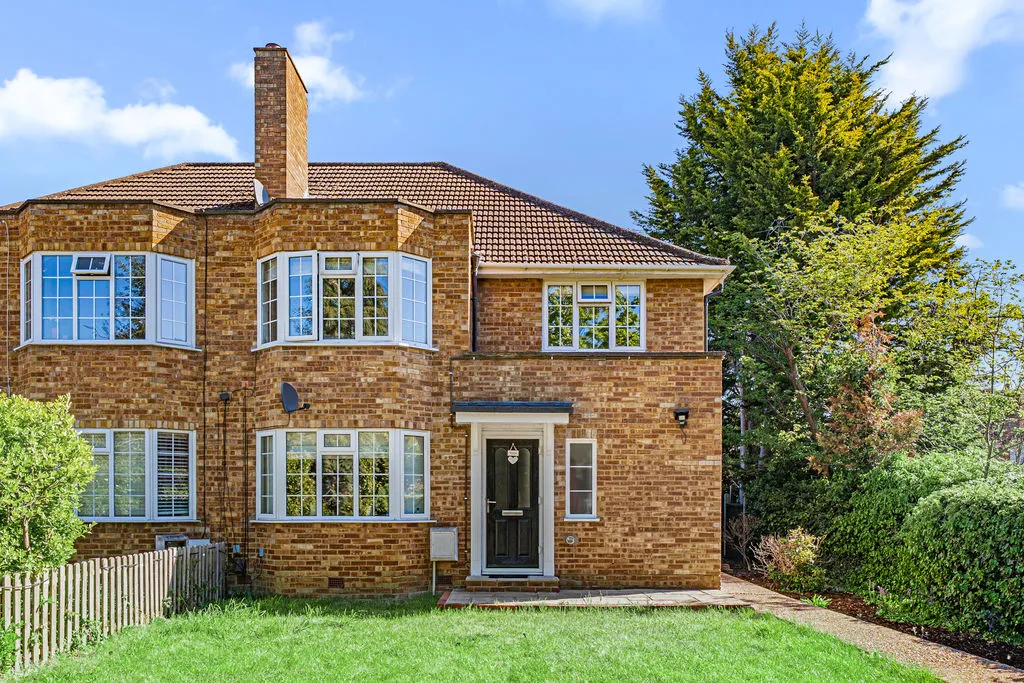 2 bed flat for sale — Gladsmuir Close, Walton-On-Thames KT12 3JD