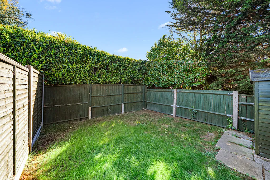 Gladsmuir Close, Walton-On-Thames KT12 3JD, photo 2