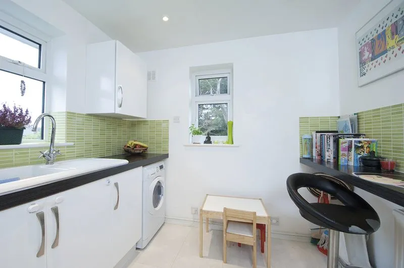 Gladsmuir Close, Walton-On-Thames KT12 3JD, photo 7
