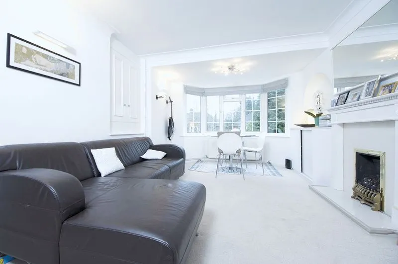 Gladsmuir Close, Walton-On-Thames KT12 3JD, photo 5