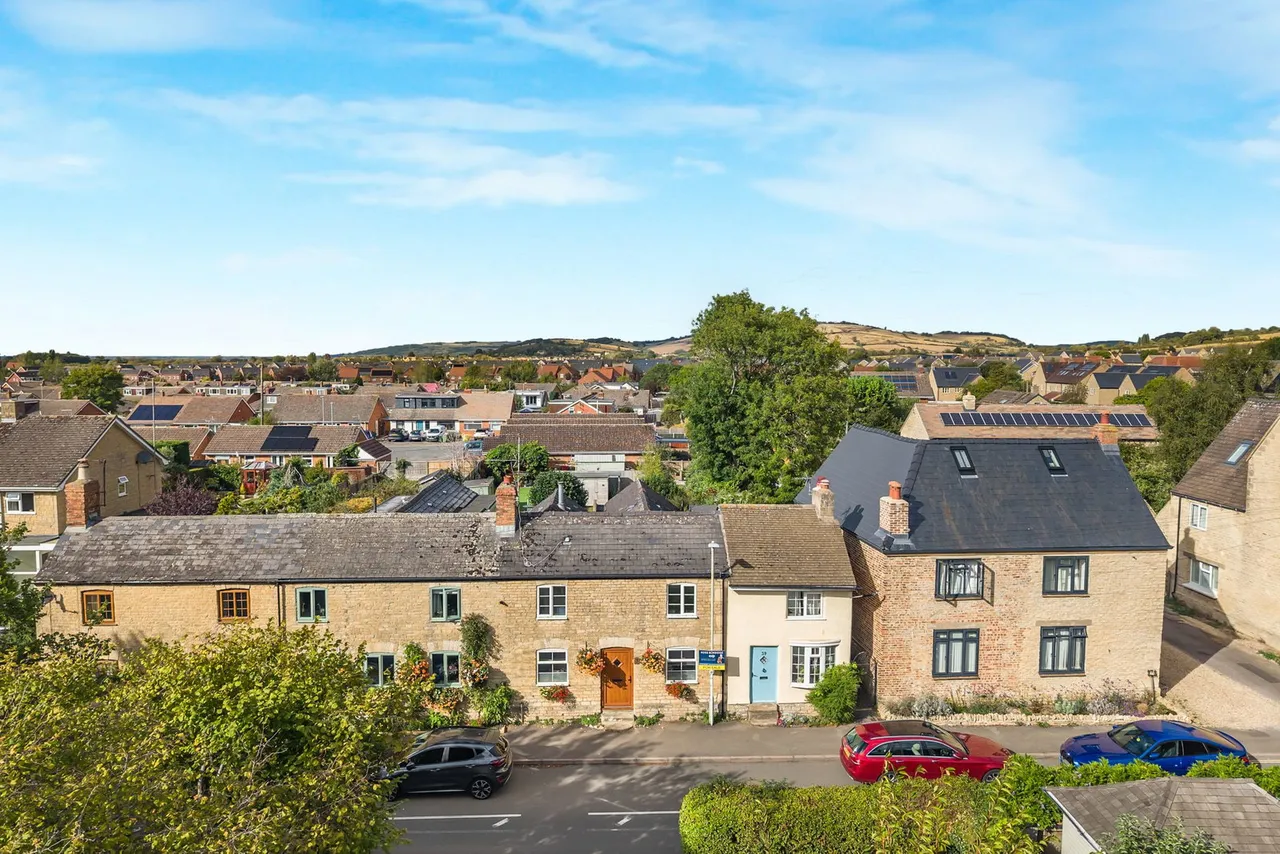 3 bed house for sale, Station Road, Bishops Cleeve, GL52