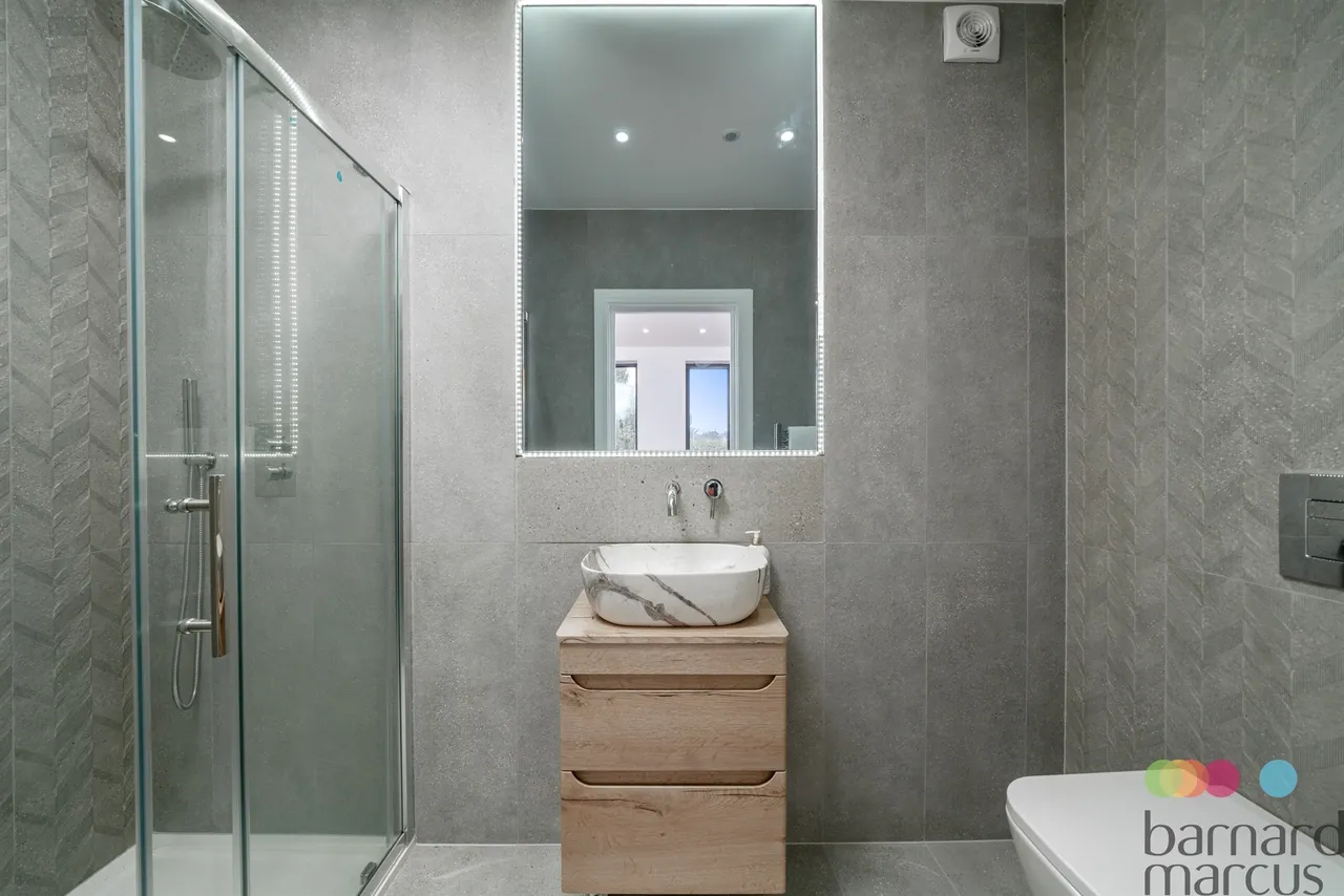 Powys Mews, Palmers Green, London, N13, photo 12