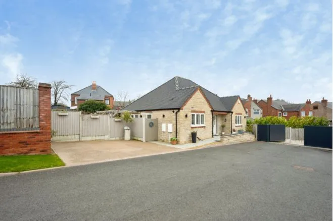 3 bed house for sale, Red Brick Close, Alfreton, DE55