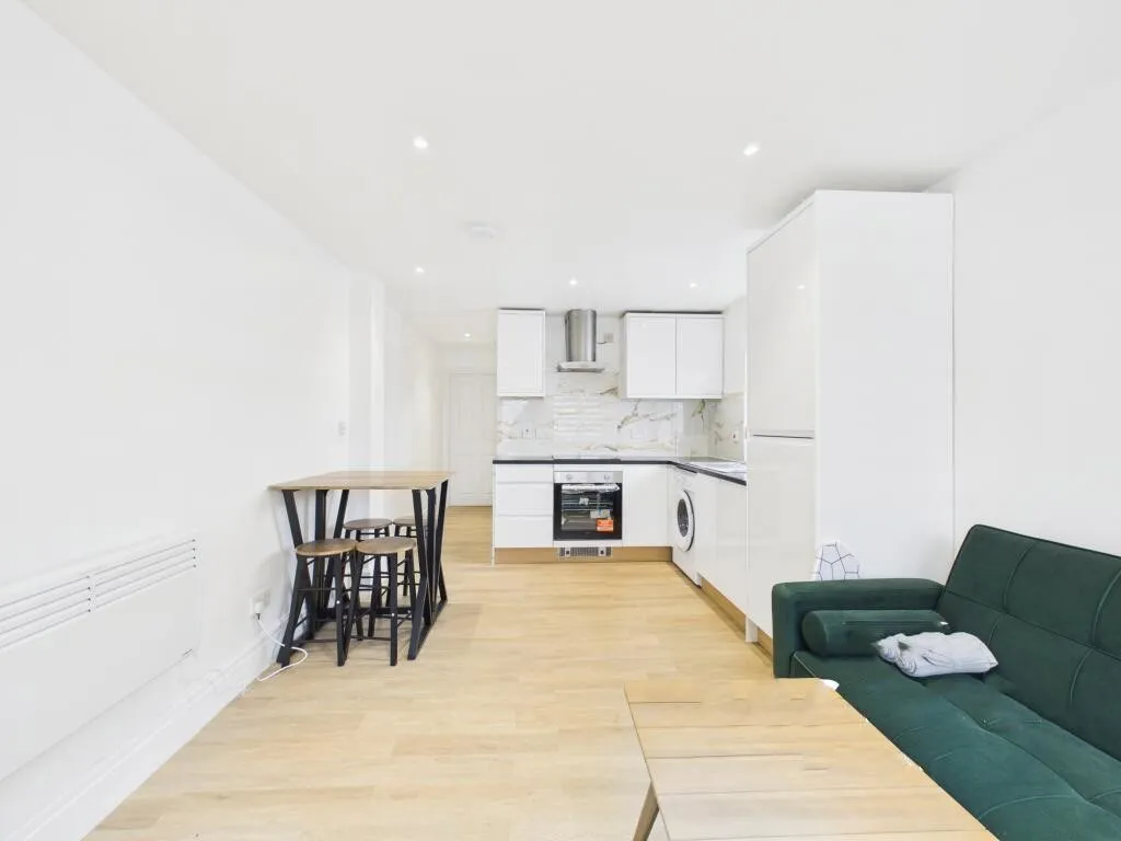 Corringham Road, Manchester, M19, photo 9