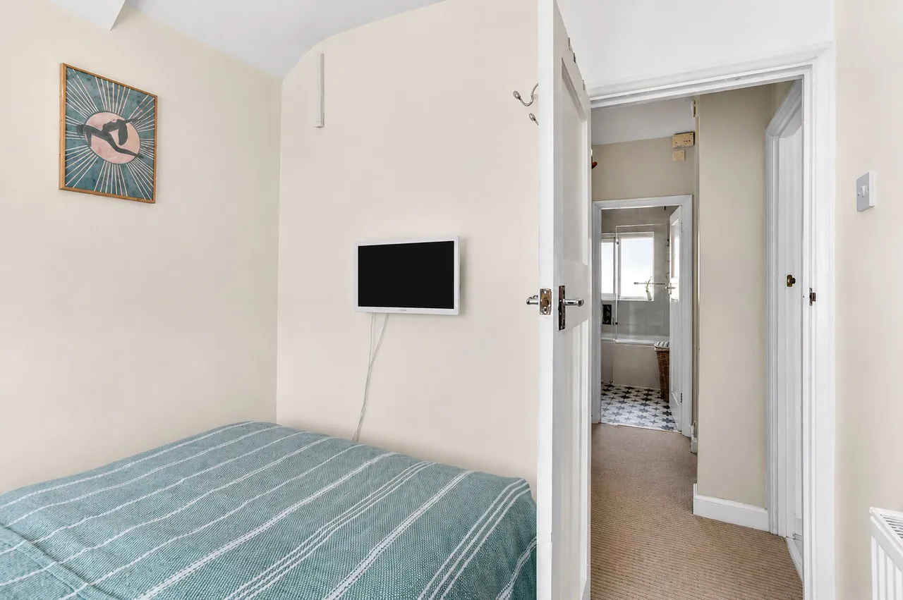 Ashenden Road, Guildford, GU2, photo 26