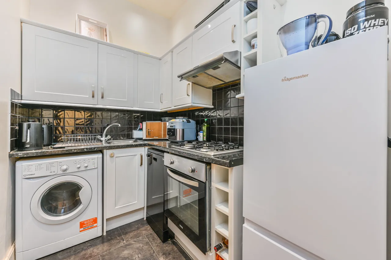 21b Louvaine Road, London, photo 3