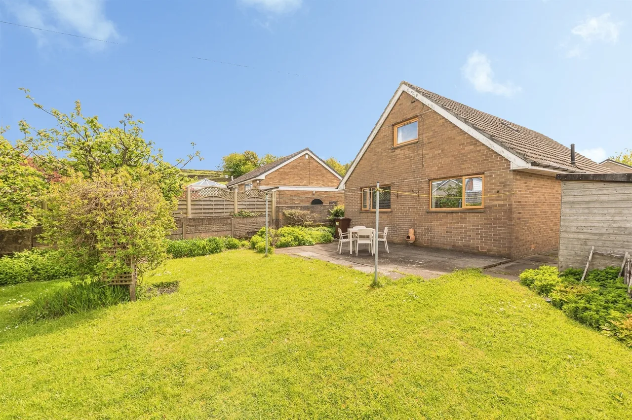Moorland Close, Linthwaite, Huddersfield, photo 2