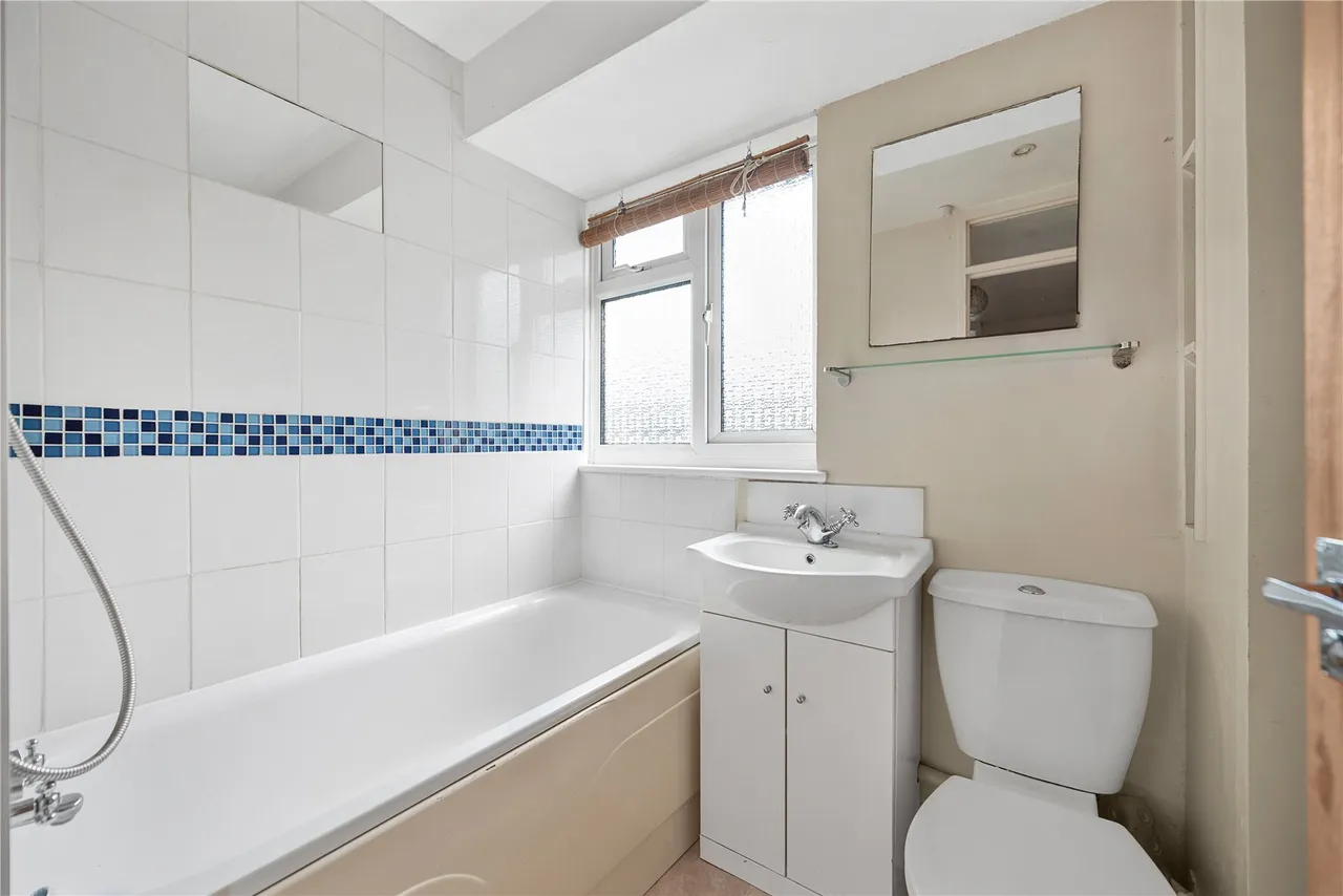 Connaught Crescent, Brookwood, GU24, photo 10