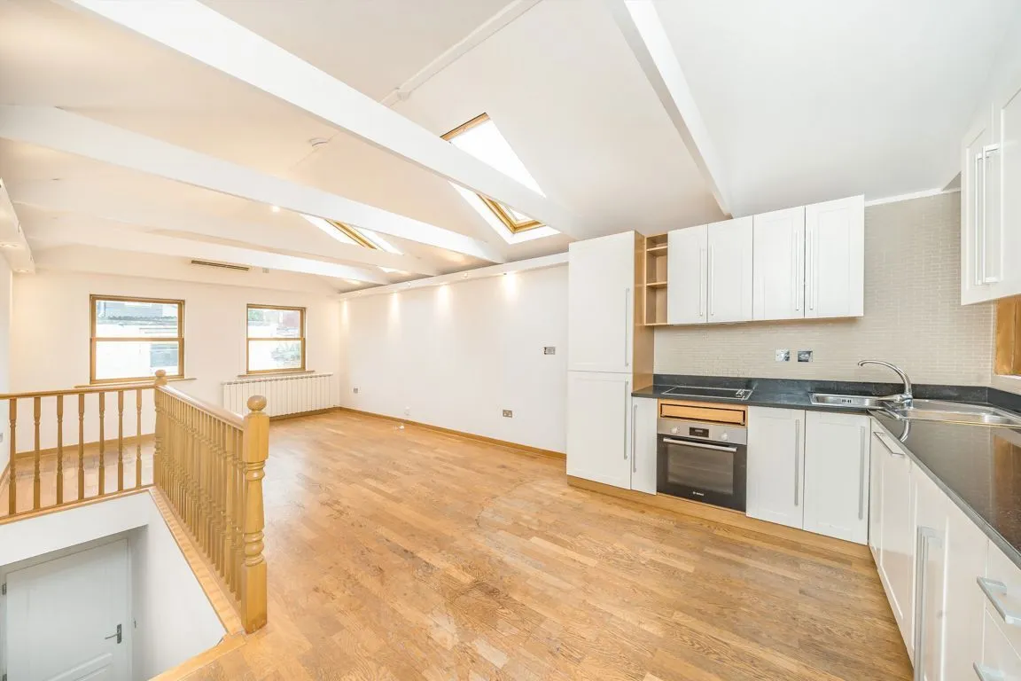 Plough Lane, Teddington, TW11, photo 2