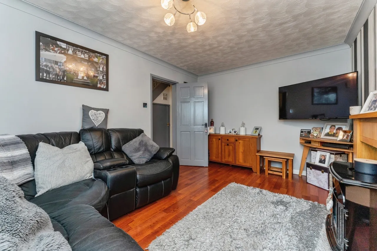 Minffordd Fields, Gwernymynydd, CH7, photo 4