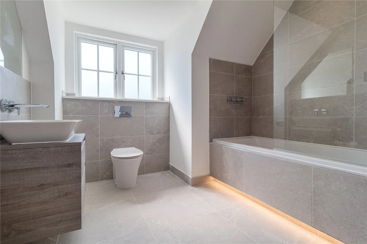 Moor Lane, Staines-Upon-Thames, TW18, photo 8