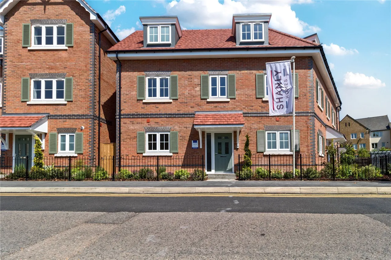 3 bed house for sale, Moor Lane, Staines-Upon-Thames, TW18
