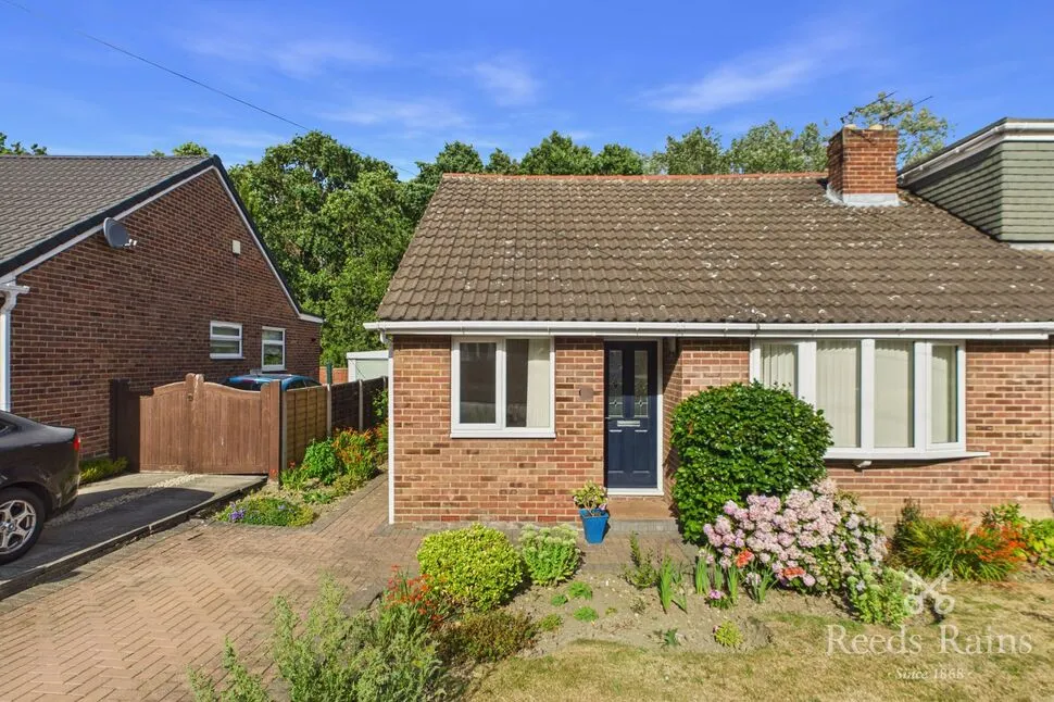 2 bed house for sale — Whitley Spring Crescent, Ossett, West Yorkshire, WF5