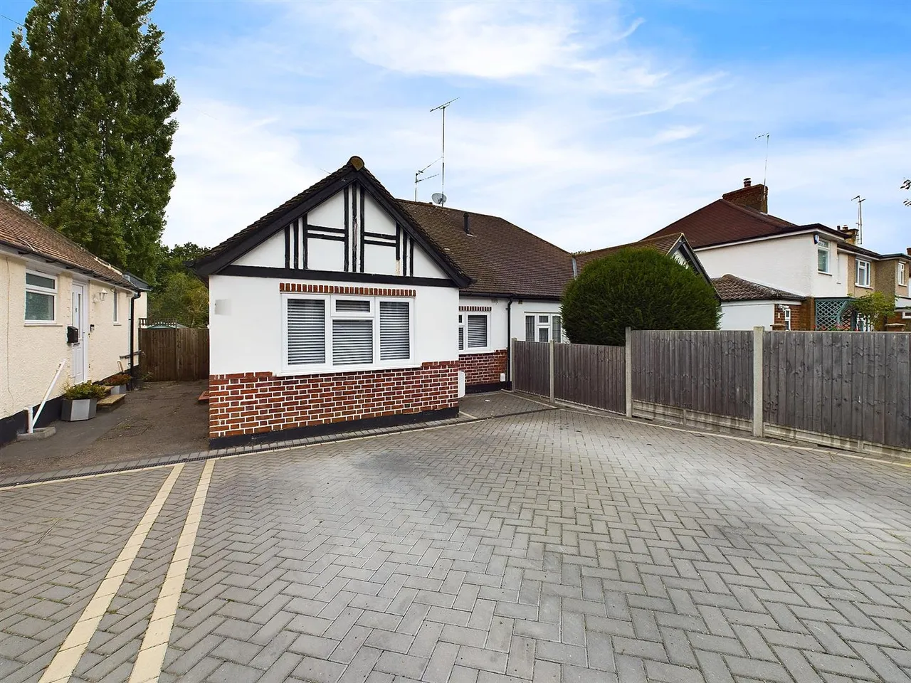 2 bed property for sale — Woodville Gardens, Ruislip, HA4 7ND