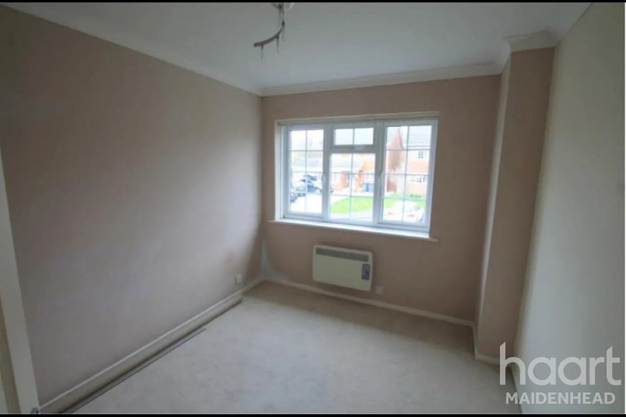 Family Home in Norden Close, SL6, photo 3