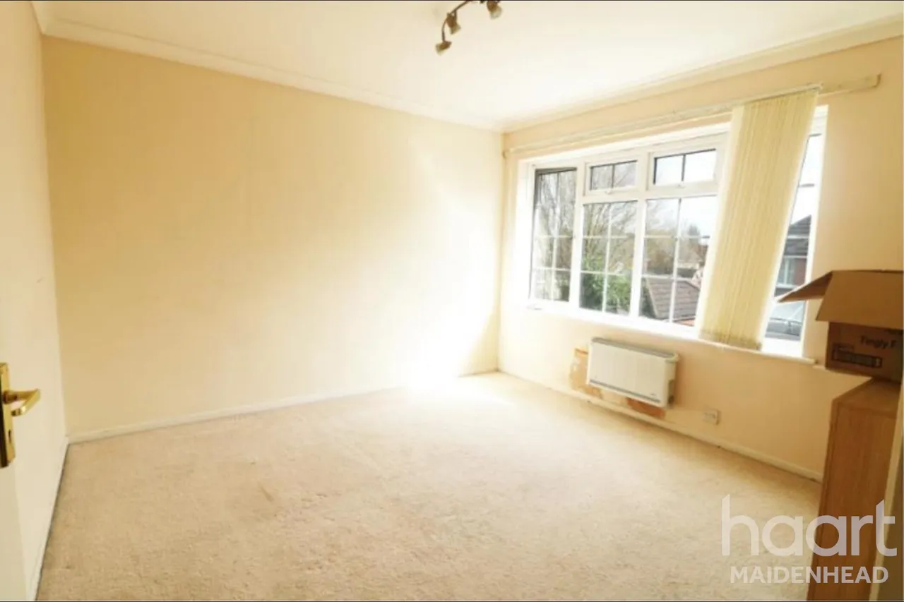 Family Home in Norden Close, SL6, photo 2