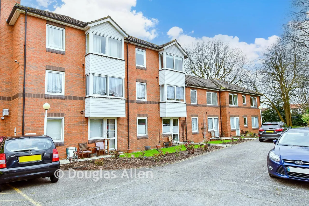 2 bed flat for sale, Fentiman Way, Hornchurch, RM11