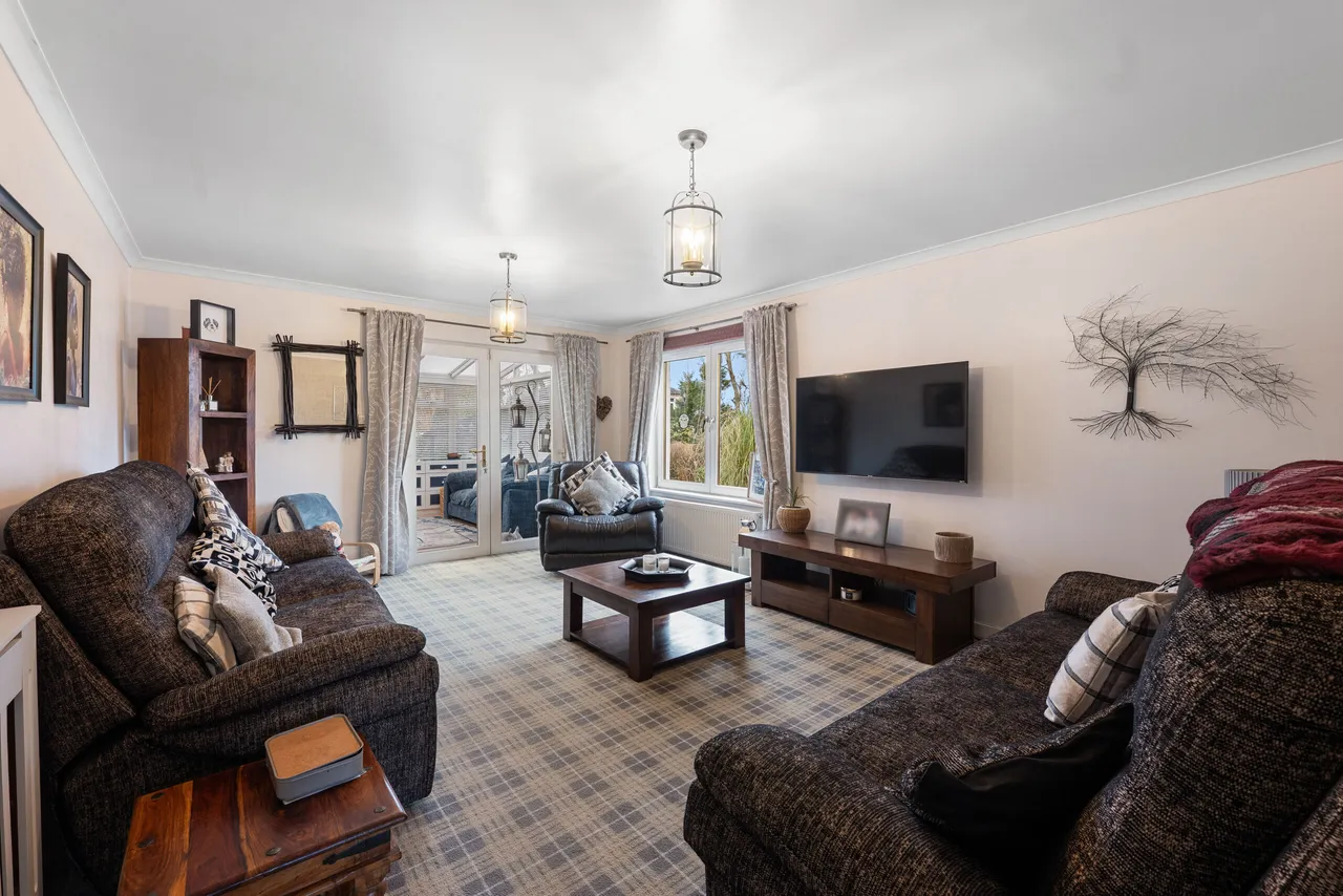 Woodside Avenue, Thornliebank, photo 2