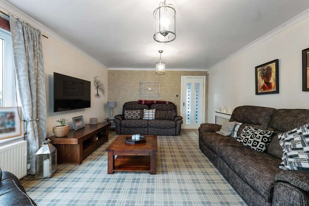 Woodside Avenue, Thornliebank, photo 3