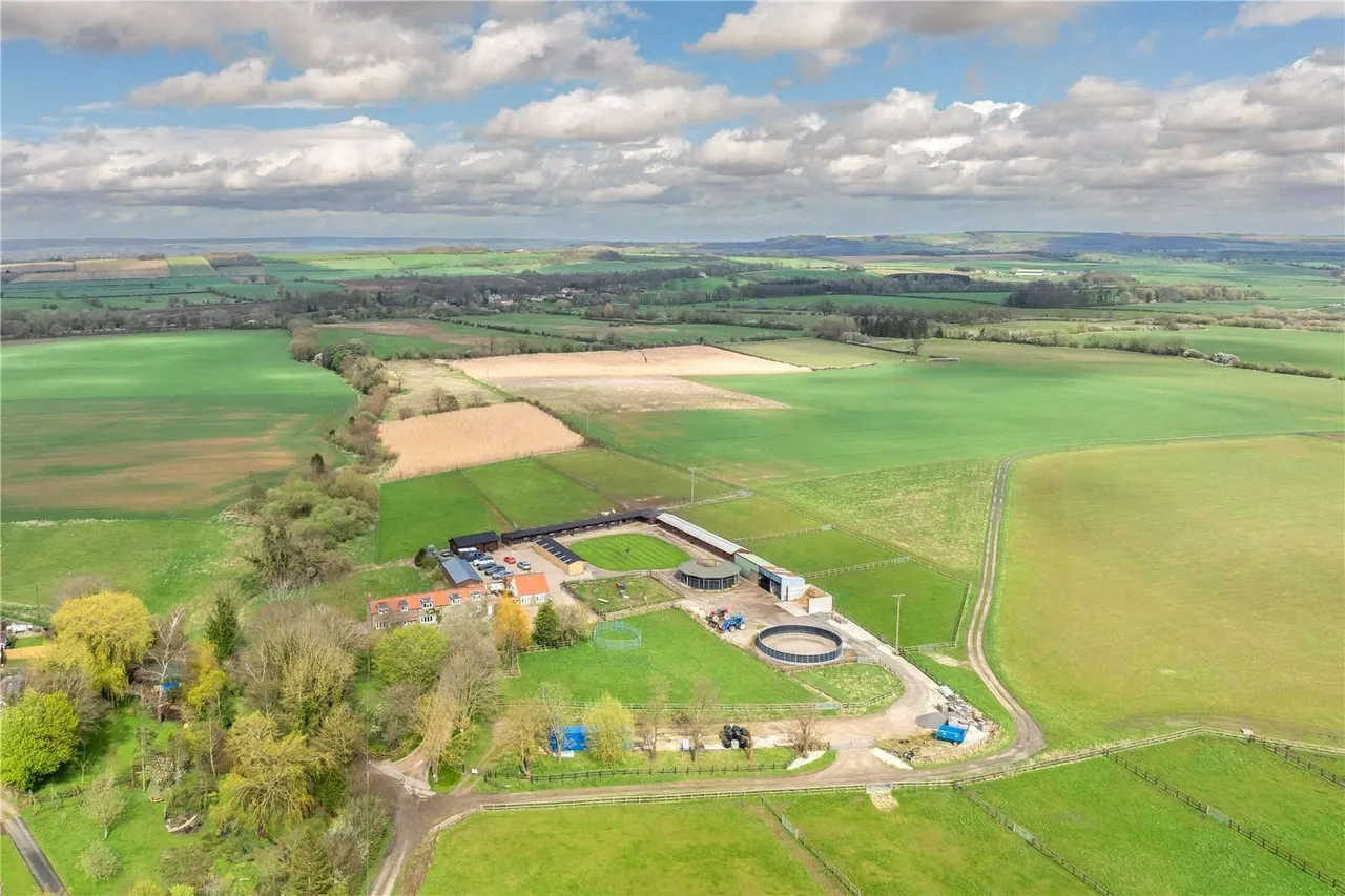 5 bed house for sale — Hanging Hill Farm, Kennythorpe, Malton, North Yorkshire, YO17 9LA