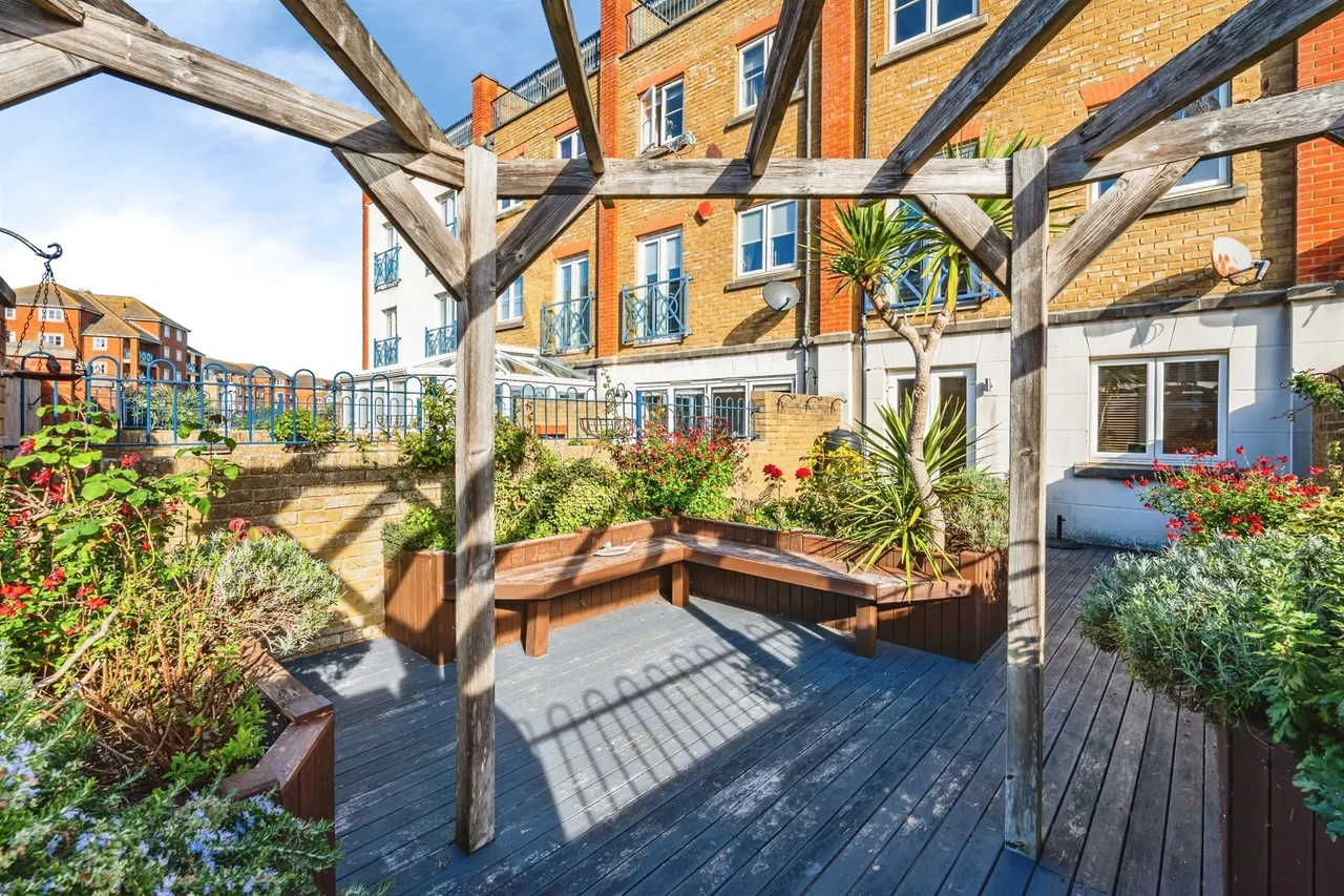 Dominica Court, Eastbourne, BN23, photo 16