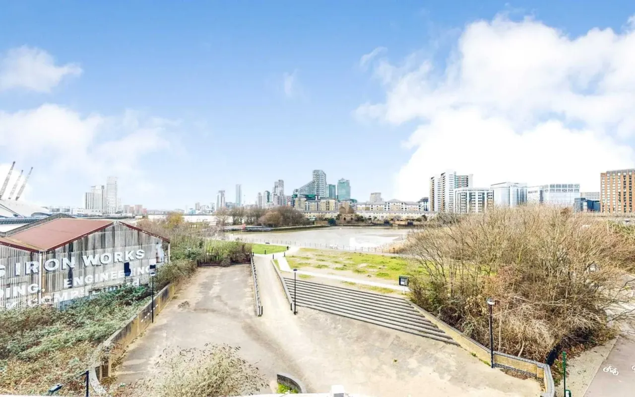 Orchard Place, London, photo 12