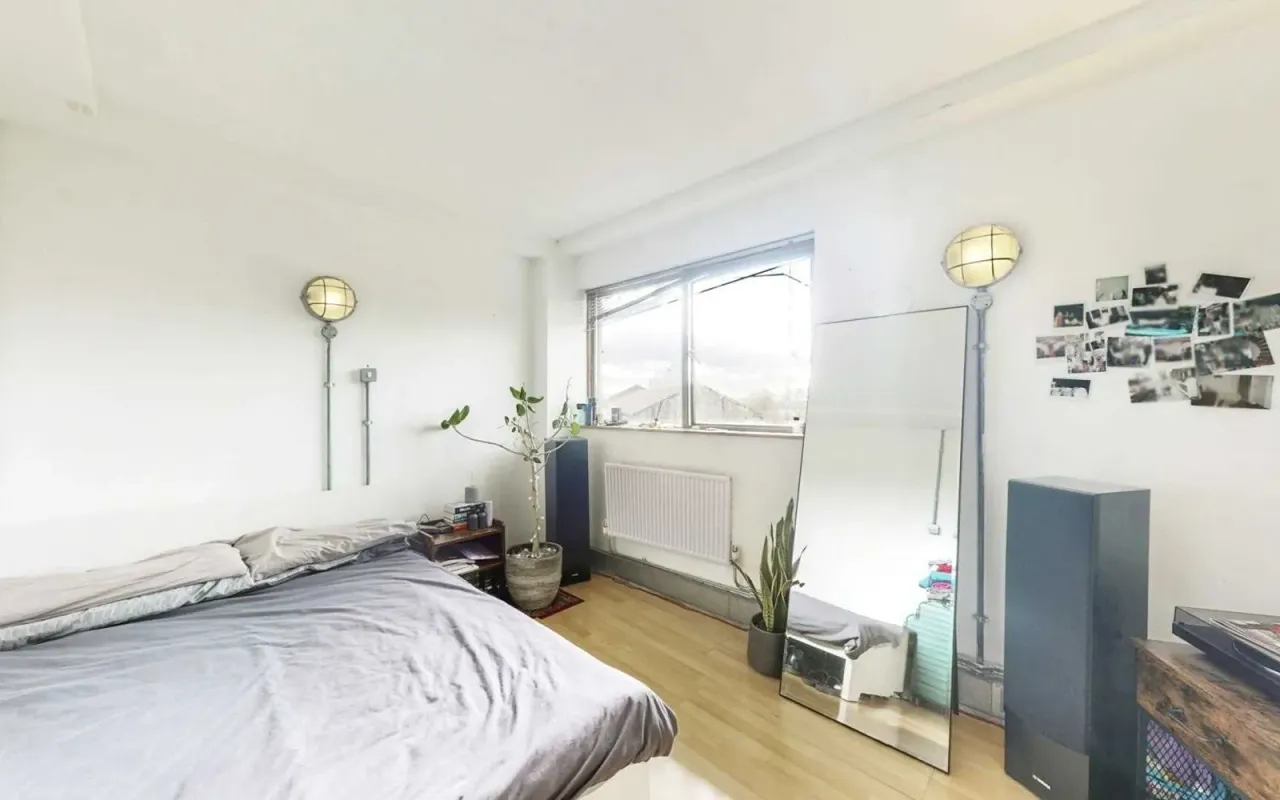 Orchard Place, London, photo 6